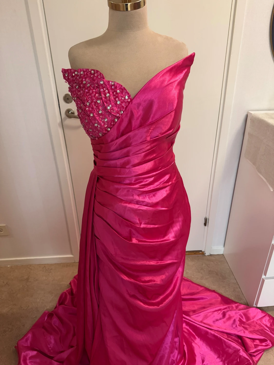 Rosa långklänning med paljettdetalj