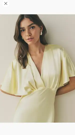 Säljer en superfin gul långklänning i satin. Endast använd en gång, därav nyskick. Perfekt till bal eller bröllop.💛