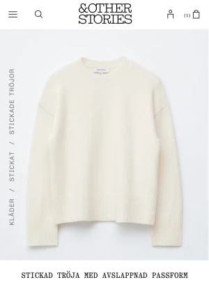 Vit stickad tröja från & Other Stories - Supermysig vit stickad tröja från & Other Stories med avslappnad passform. I stl M men passar även S bra. Ordinarie pris 550 ❤️
