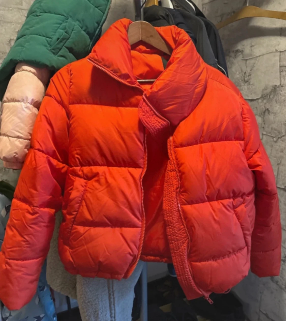 Röd pufferjacka från Bik Bok M