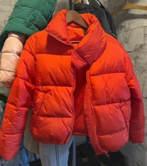 Röd pufferjacka från Bik Bok M - Säljer en riktigt snygg röd pufferjacka från Bik Bok i storlek M. Jackan har en hög krage, dragkedja framtill och är vadderad för extra värme. Perfekt för kalla dagar och ger en cool vibe till din outfit. Nypris 599