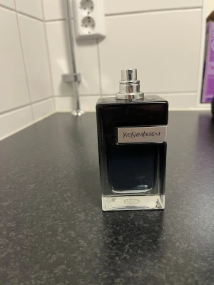 Yves Saint Laurent herrparfym - Stilren parfym från Yves Saint Laurent med modern design med 100ml flaska. Perfekt för dig som vill sticka ut och addera en lyxig touch till din stil. Flaskan har en mörk, elegant look som passar unga vuxna.