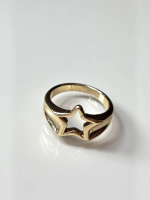Stjärn ring - Säljer en stjärn ring den har lite repor/ små hack. Ringen är 19mm