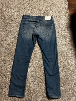 Replay Rocco jeans W30 L32 - Ett par riktigt snygga jeans som passar till allt, använt ett par gånger och bara tvättat en gång, ny pris 1600