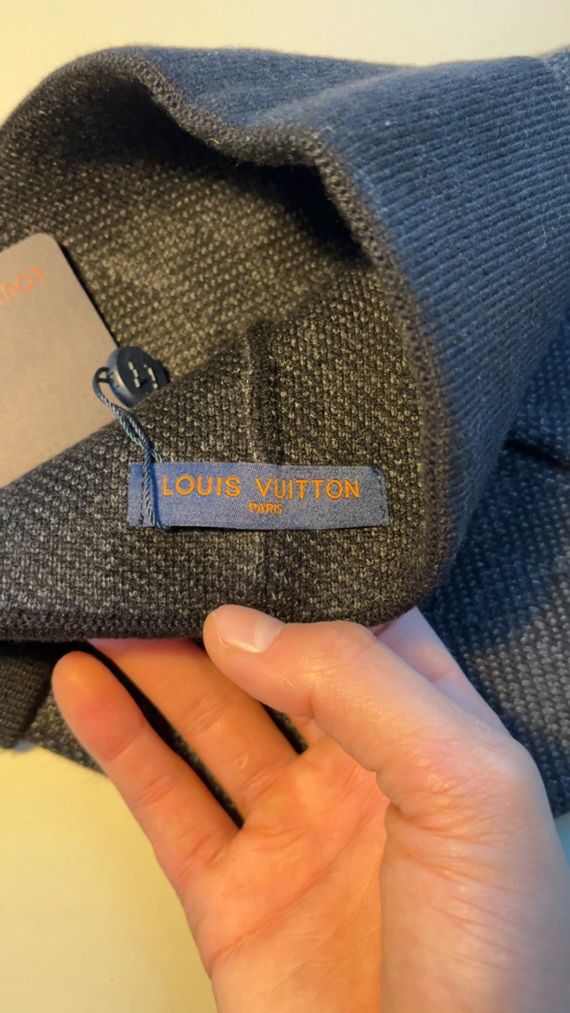 Mörkgrå mössa från l v  - 2