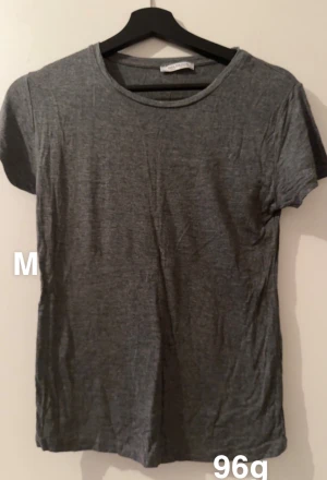 Grå basic t-shirt från Zara - En enkel grå t-shirt från Zara med rund hals och korta ärmar. Modellen är klassisk och passar perfekt till jeans eller shorts. 🌸 Fint använt skick. Storlek m