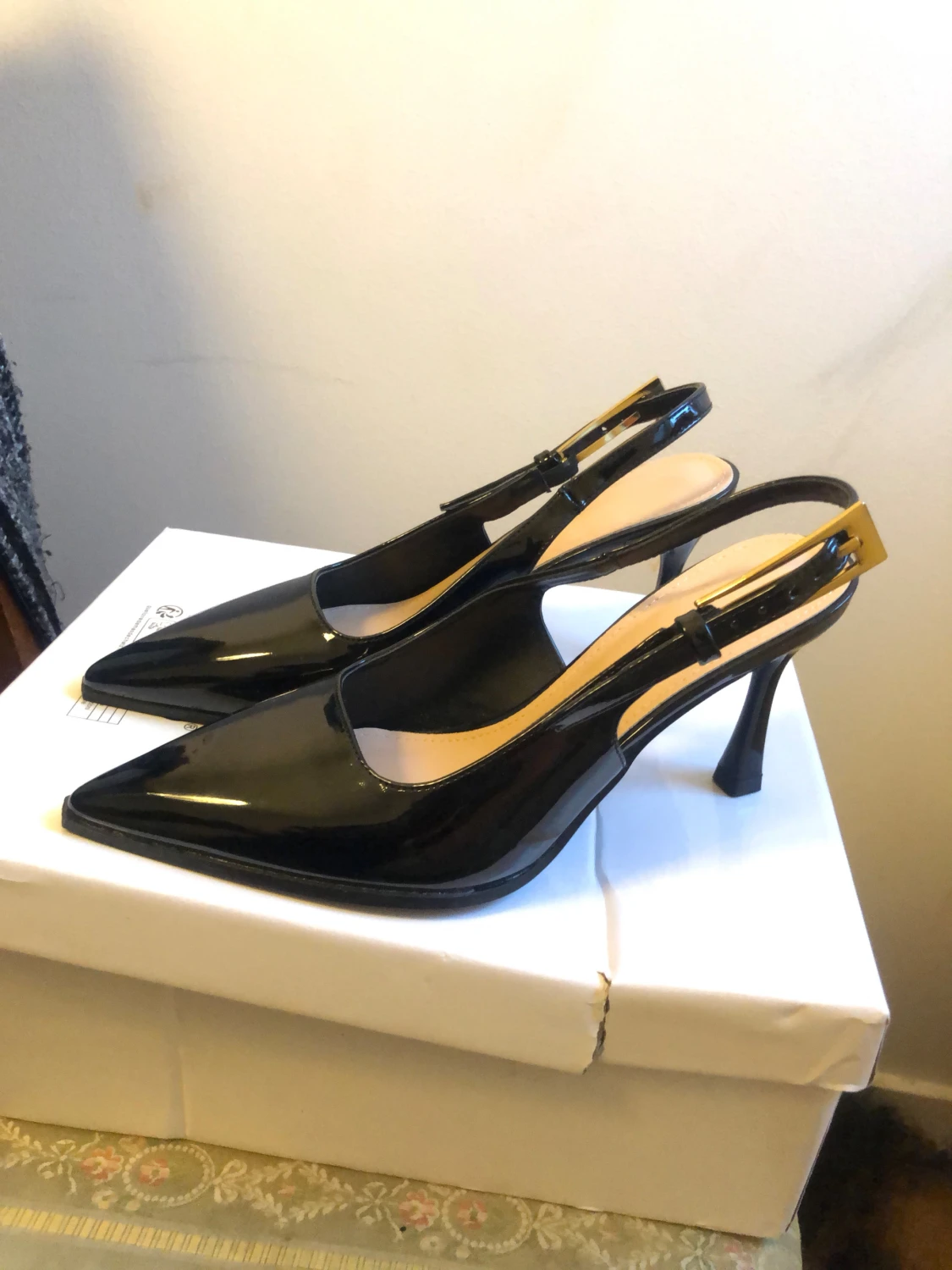 Svarta lackpumps med spetsig tå - 1