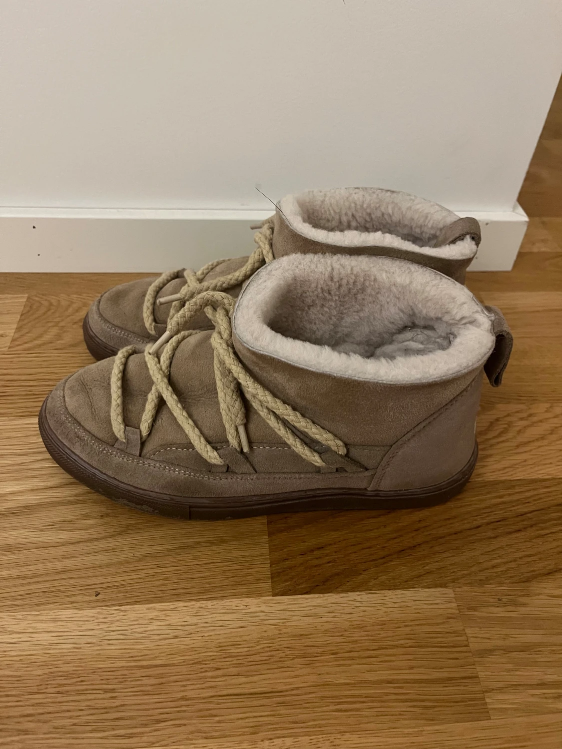 Beige Inuikii boots med snörning