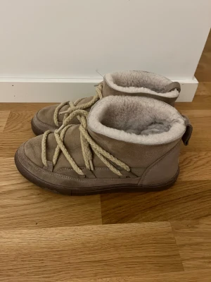 Beige Inuikii boots med snörning - Säljer ett par beige boots från Inuikii