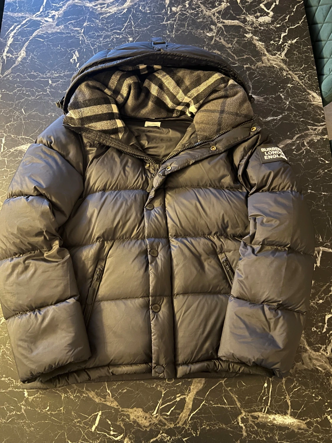 Svart pufferjacka Burberry L