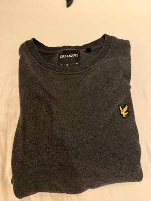 Lyle & Scott tröja - Säljer nu denna snygga stilrena LYLE & SCOTT tröjan! Storleken är M och skicket är 9/10. Pris :-139 retail :-600