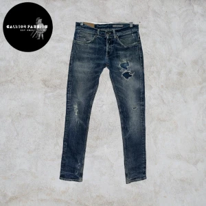 Dondup George jeans - Dondup George jeans – trendigaste modellen på marknaden! Original slitningar från fabrik, mycket eftertraktade och svåra att hitta i just denna variant. Lagning i skrevet men inget som är särskilt märkbart speciellt inte vid användning. Grym passform och kvalitet med snygg wash. Hör av dig om du vill ha mått! Strl 31                                  ~                                                                              Nypris 4000 kr | Vårt pris 995 kr. Alla följare får rabatt – följ!