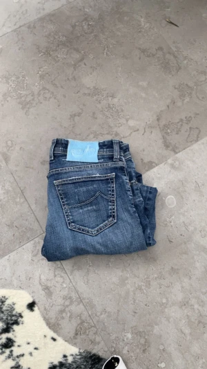 Sjukt snygga jacob cohen jeans - Riktigt fräscha jeans från jacob cohen, storlek 33 passar till väldigt mycket. Skriv i dm vid minsta fråga🤗