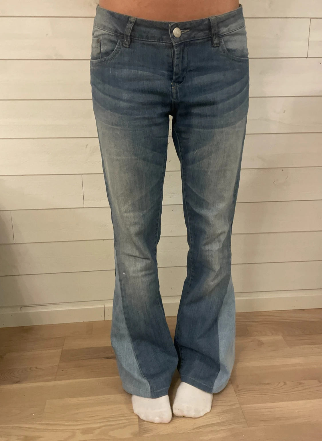 Coola omsydda bootcut jeans!