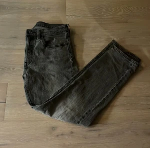 Levis  - Säljer ett par Levis 501 jeans. Inte använda många gånger. W30 L30 midjemått 38. Va inte rädd att fråga om prisförslag eller annat!