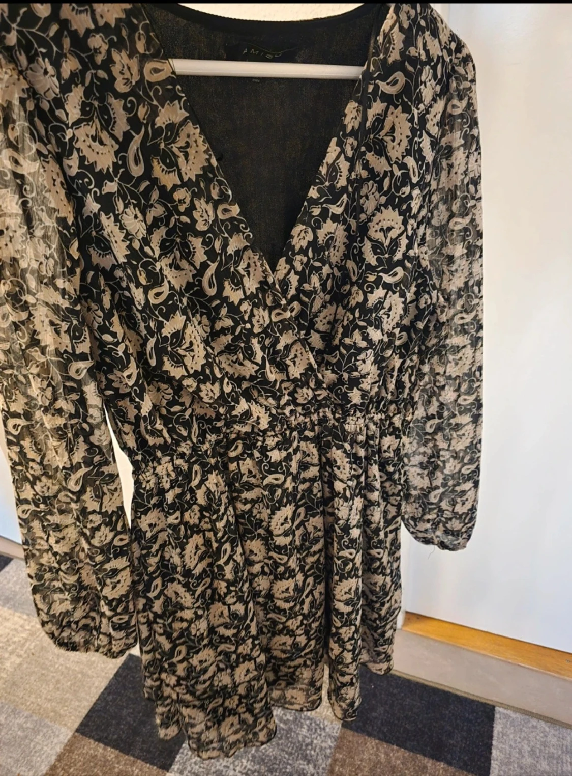 Blommig kortklänning från Amisu