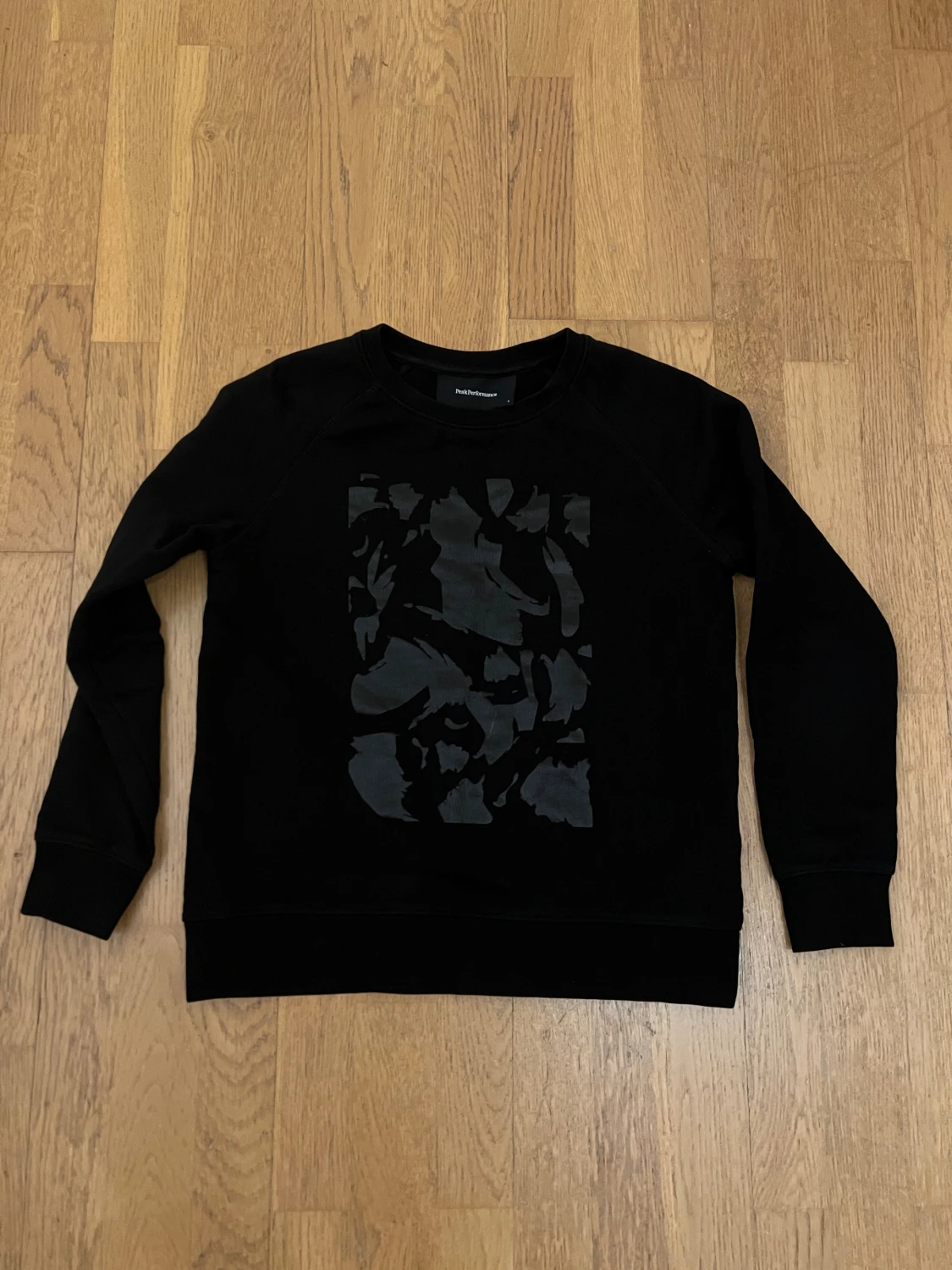 Svart sweatshirt från Peak Performance