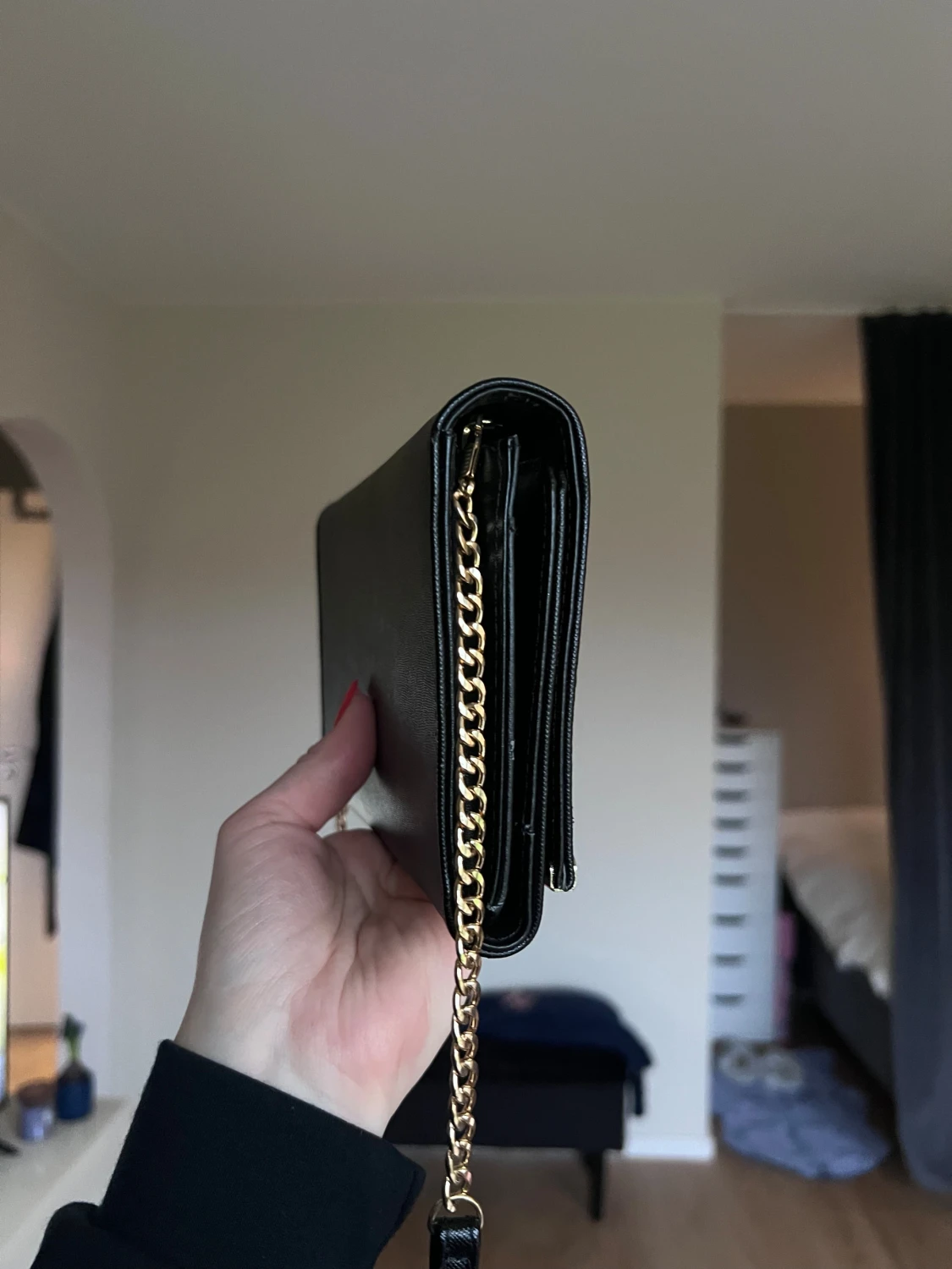 Svart kuvertväska med gulddetaljer och spegel från Lindex - 1