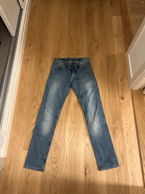 Feta Crocker jeans  - Snygga ljusblå jeans från Crocker, modell 310 Pep! Slim. Slim fit och läderpatch bak i midjan. Perfekt för dig som gillar en clean och modern look.