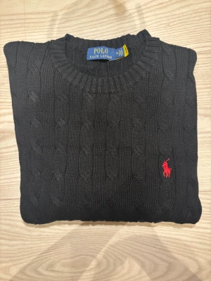 Ralph lauren tröja - En riktigt fin Ralph Lauren tröja, perfekt till denna vinter | Nypris: 2199 kr | Skick: 9,5/10 | Använd bara ett par gånger | Självklart äkta ✅| Inga defekter | Storlek: M | Hör av er vid minsta fundering!🙌