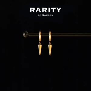 Spike Earring - Gold: Guldiga örhängen med nitar - Otroligt snygga örhängen med nitar i rostfritt stål!! Örhängena är i fin guldig färg och passar så bra för att piffa upp en outfit och lägga till en extra detalj🪽Likt alla andra våra smycken tål dessa örhängen vatten och håller sitt glans länge!! Vid frågor eller funderingar - välkommen att skriva till oss🪽