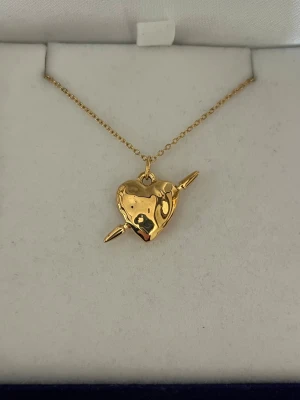 Maria Nilsdotter ”Tuvstarr” inspirerat halsband  - Aldrig använd, 18K guldpläterad och tillverkad av rostfritt stål. Kedjans längd 40+5 cm och nickelfri. Om du har fler frågor, tveka inte att höra av dig 🤗