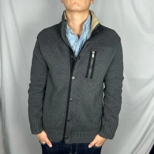 Mörkgrå stickad kofta från Marc O’Polo  - Storlek: L sitter som en M  Skick: 9/10 Nypris: 2.200+ Modellen är 185cm & 78 kg 