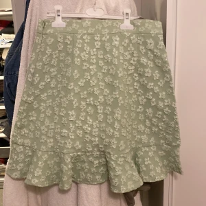 Blommig kjol - Nu säljer jag en super fin blommig kjol i en pastell grön färg. Såå fin till sommaren men även till speciella samanhang som fest och liknande. Den är köpt på VERO MODA, men märket är PIECES💚 Kjolen är i ett super lyxigt och bra material😊