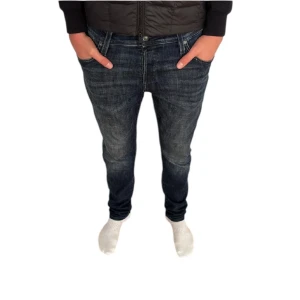 Jack & Jones jeans - Säljer dessa snygga Jack & Jones jeans i modellen slim fit glenn. Storleken är 32/32 och modellen är 185. Bara att höra av dig vid minsta fundering!