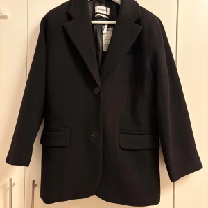 Svart kappa  - Svart kappa från weekday, aldrig använd med prislapp kvar