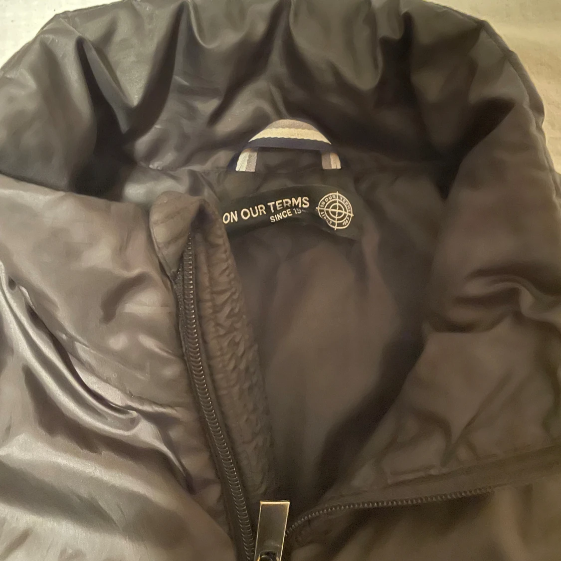 Svart dunväst från On Our Terms - 3