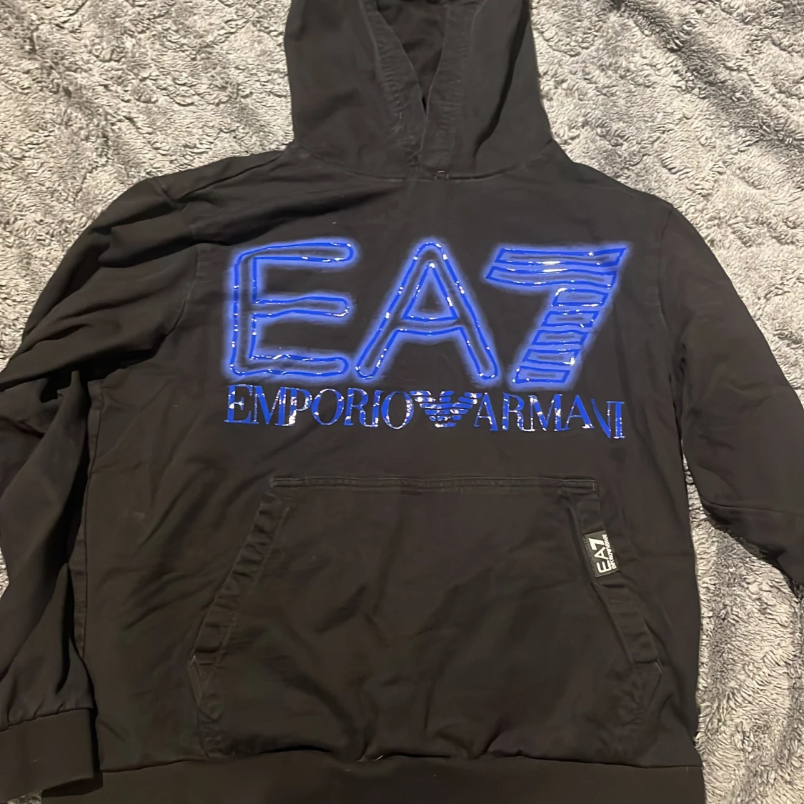 Svart EA7 hoodie med blått tryck