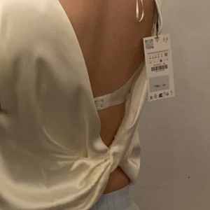 Vit Zara topp - Super fin zara topp med lappen kvar. Den är i jätte skönt material och är sååå elegant💐