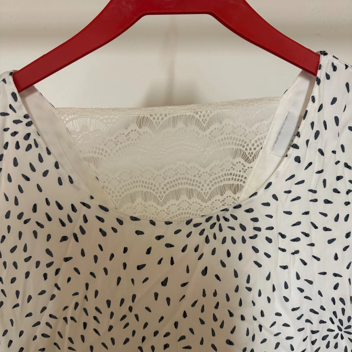 Vit kortklänning med spets och mönster - 2