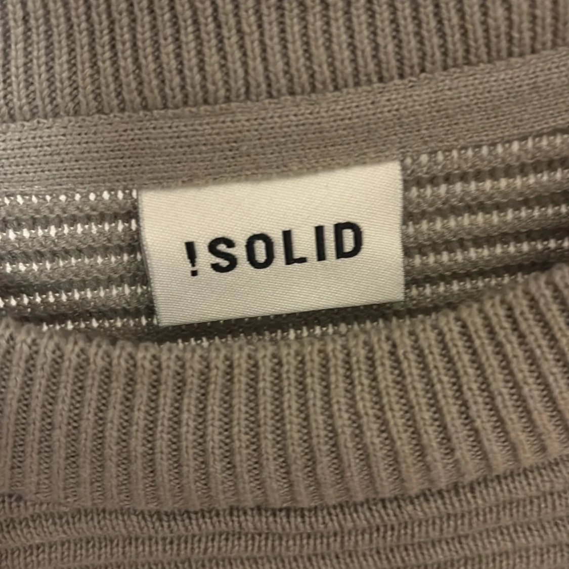 Randig beige stickad tröja från Solid - 2