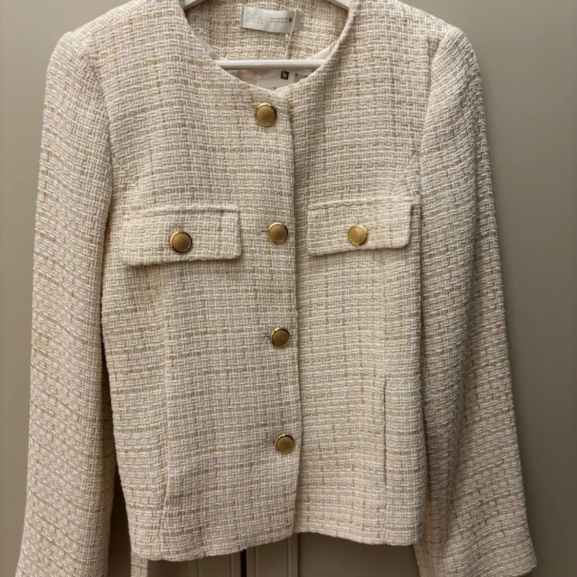 Off-whiite kavaj med guldknappar från Zara - 2