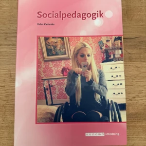 Socialpedagogik - Upptäck socialpedagogik! Den här boken ger dig insikt i utanförskap, relationer och hur vi kan stötta varandra. Perfekt för dig som vill förstå mer om människor, samspel och respekt. Passar både studier och dig som är nyfiken på socialt arbete.