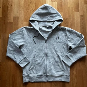 Grå hoodie från Ralph Lauren - Säljer en grå Polo Ralph Lauren zip🙌🏻| Storlek M | Skick 10/10🔥| Skriv vid minsta fundering 💭 