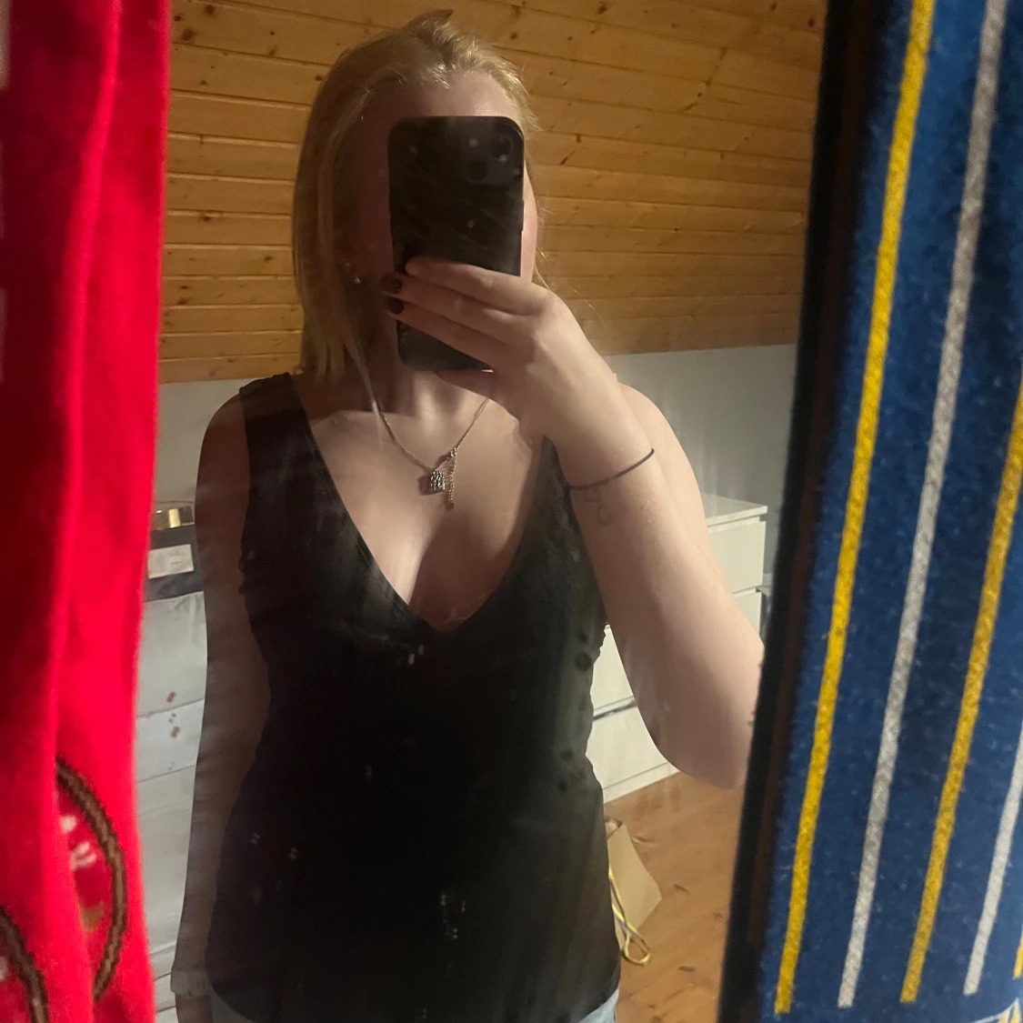 Svart linne med spetsdetaljer - 2