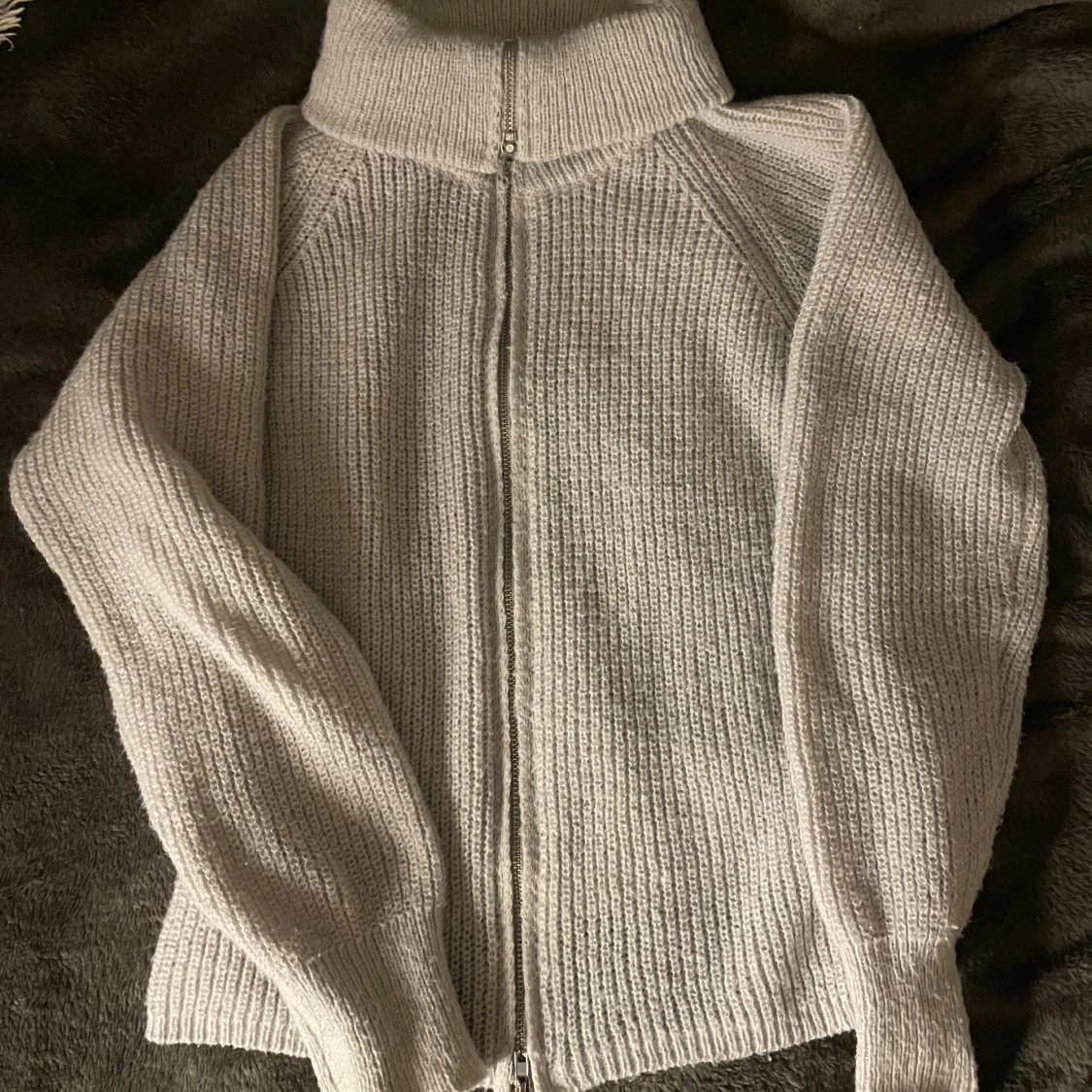 Ljusgrå stickad kofta med dragkedja