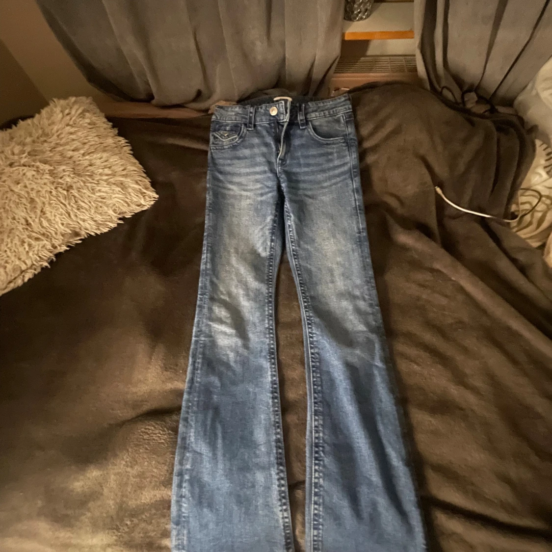Blå bootcut jeans från Gina Tricot