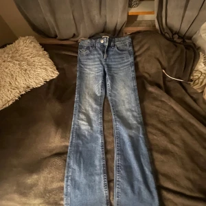 Blå bootcut jeans från Gina Tricot - Jättefina jeans från Gina Tricot. De har aldrig använts och är helt nya.