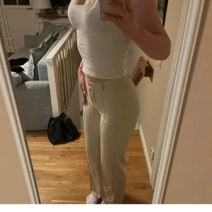 Beiga kostymbyxor från Madlady - Säljer ett par beiga kostymbyxor från Madlady med hög midja och raka ben. Helt slutsåld på hemsidan köpte dom för 649kr men säljer för 349kr, priset kan diskuteras🤍Jätte fint skick!!!! Storlek 34 längd 34 (tall)