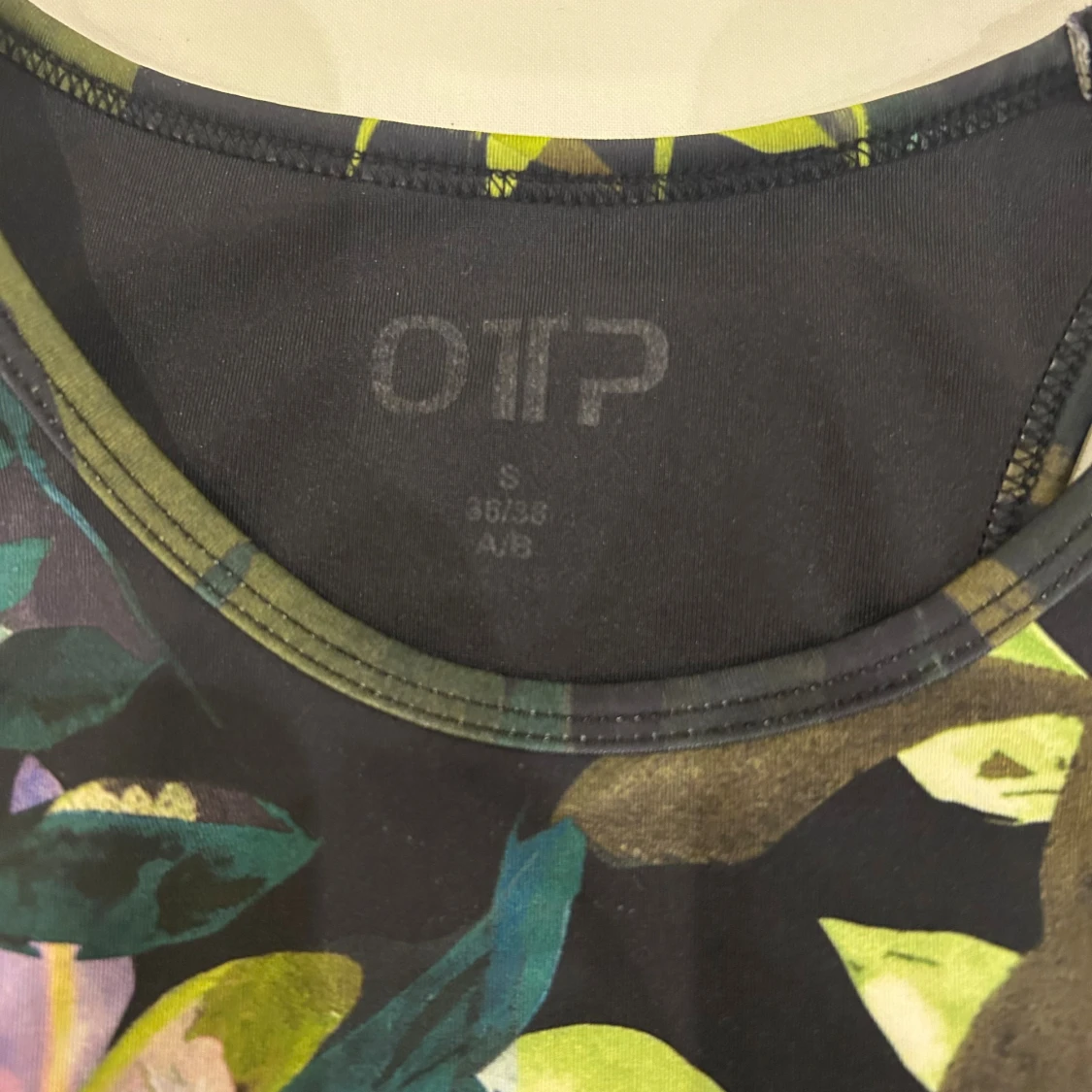 Blommig sporttopp från OTP - 1