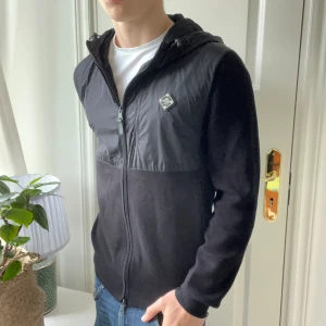 J.lindeberg cardigan/ jacka  - J.lindeberg cardigan/ jacka i storlek M. Denna cardiganen är tunnare än den andra jag har inne. Därav priset också lite. Inga alls defekter, som ny. Sitter perfekt på modellen som är 180 cm 75 kg. Kom med x frågor ✌️