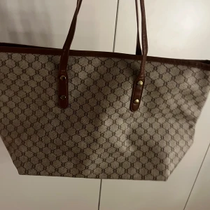 Beige väska  - Stor och rymlig väska  i beige och brunt. Perfekt för dig som vill ha plats för allt och samtidigt hålla stilen.