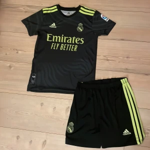 Real Madrid  - En Real Madrid Fotbollströja i bra skick med shorts 