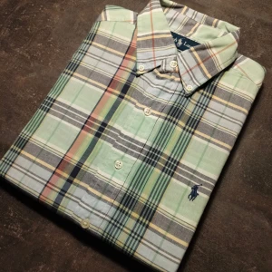 Ralph Lauren skjorta  - Kortärmad Ralph Lauren skjorta i väldigt bra skick har lite knopper och är allmänt lite sliten. Kolla profilen för mer annonser 