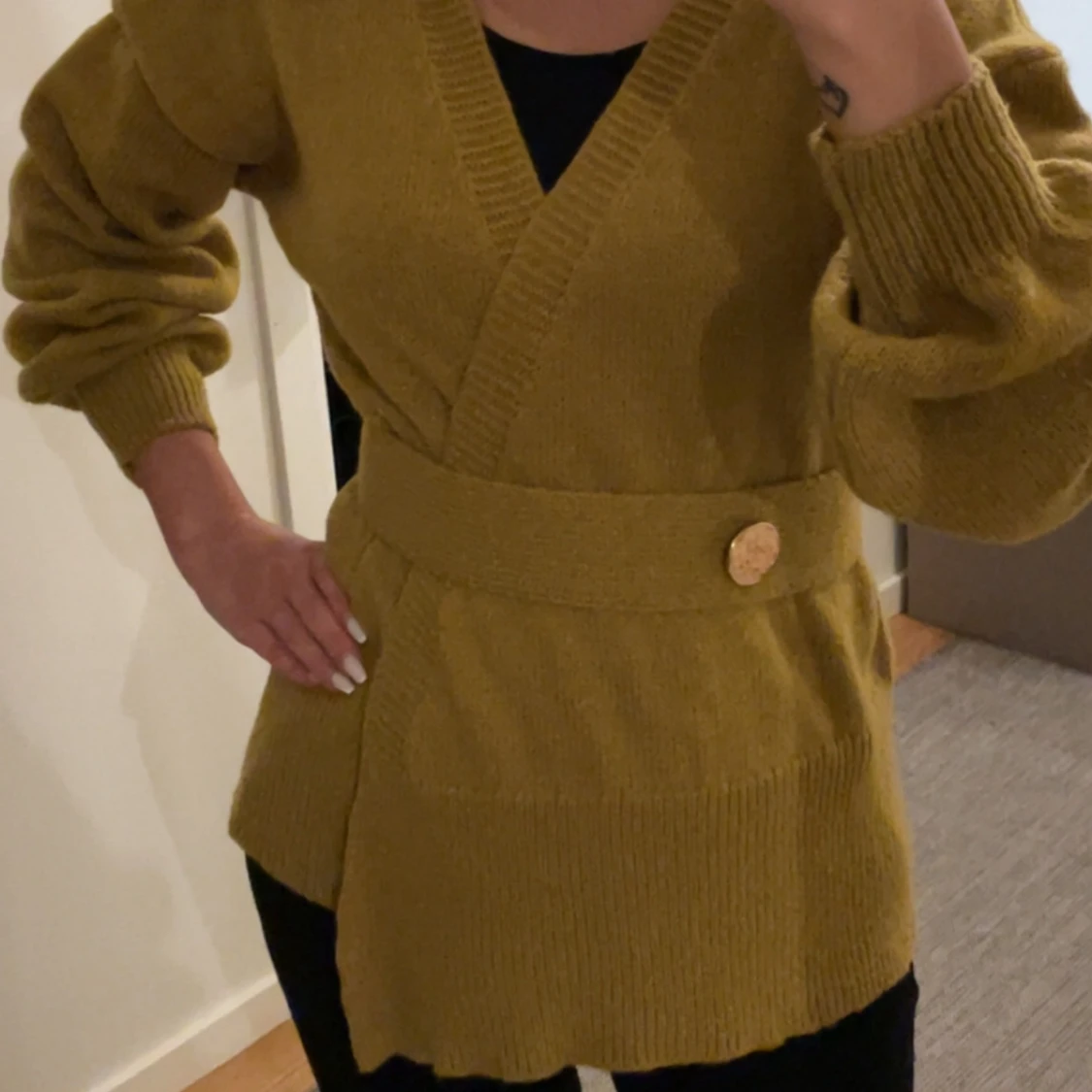 Senapsgul stickad kofta med bälte - 1