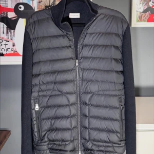Moncler Cardigan  - Säljer en av de mest populära Moncler cardigans som någonsin släppts. Size M, cond 9/10, og inget. Riktigt fet cardigan som är stilren. Snabba och enkla affärer prioriteras i vanlig ordning!